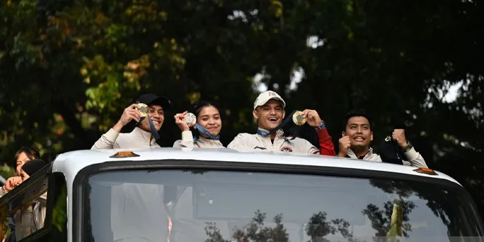 Momen Seru Pawai Atlet Peraih Medali Olimpiade Paris di Jakarta