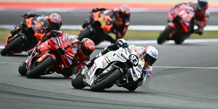 Reaksi Pasca-Balapan Emosi dan Rasa Syukur